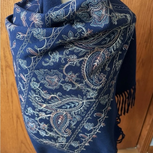 NWOT Floral Embroidered Scarf Wrap Womens OS Boho Bohemian Cashmere Wool Fringes - Picture 9 of 9